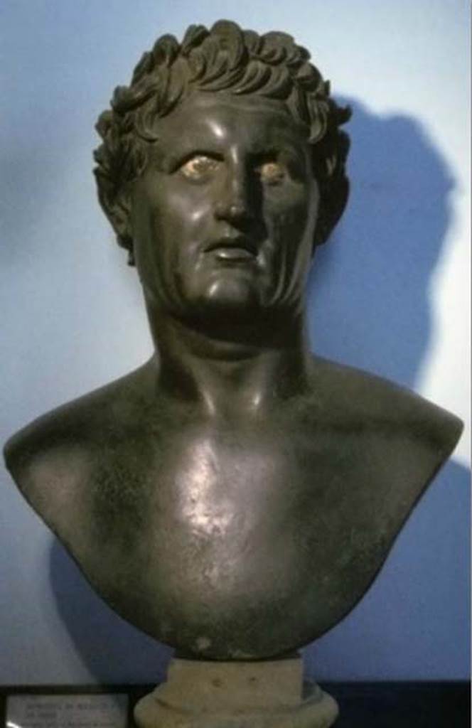 Villa dei Papiri, Herculaneum. Bronze statue of Seleucus I Nicator or Ptolemy I.
Found in 1755, north west corner of garden.
Now in Naples Archaeological Museum. Inventory number 5590.